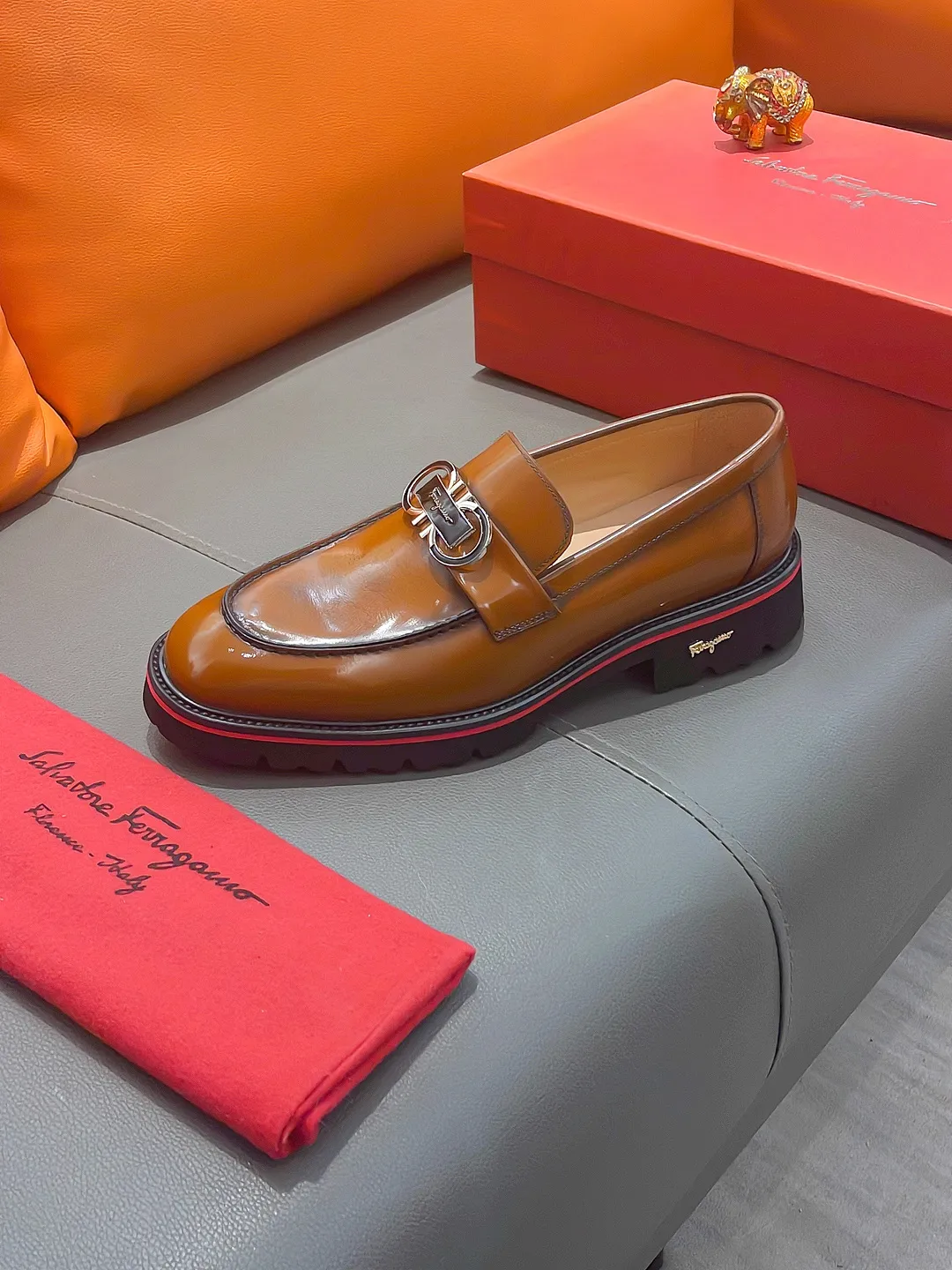 Men's shoes FERRAGAMO "Ferragamo" P540 Regular size: 39-44 (38, 45, 46, 47 customized) (suit shoes) Product materials: Selected first-layer cowhide upper, imported sheepskin lining; original outsole.